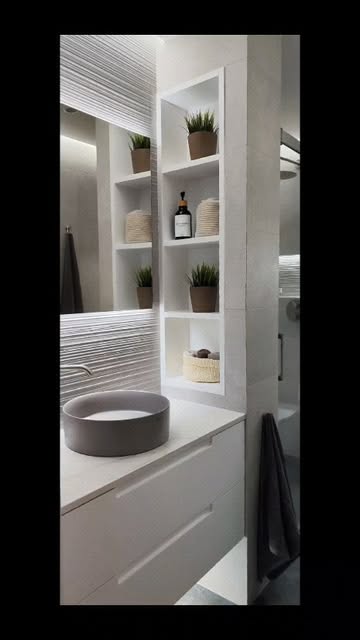 Nicho de baño con repisas empotradas