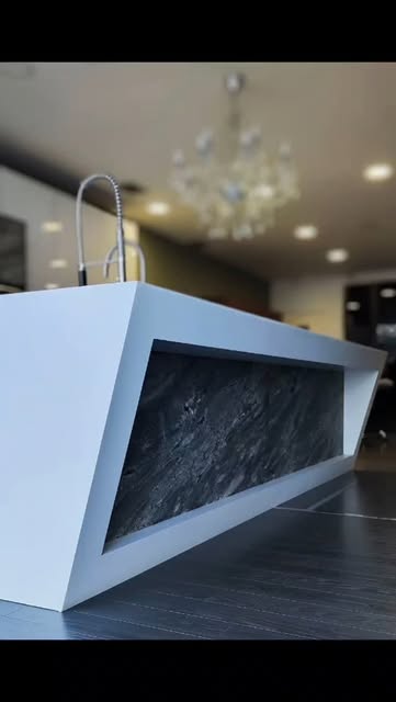 Isla de cocina en blanco y mármol veteado