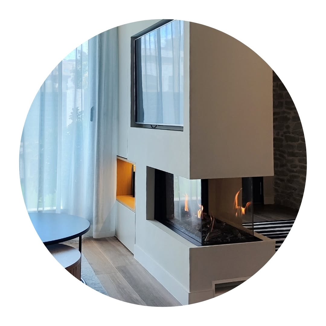 Chimenea de esquina junto a ventanal